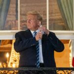 Usa, Casa Bianca blocca l'obbligo della mascherina su treni, aerei e bus... Trump: «Non abbiate paura del Covid»