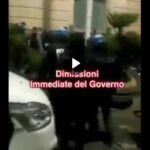 Napoli: La polizia decide di non intervenire e marcia insieme ai cittadini