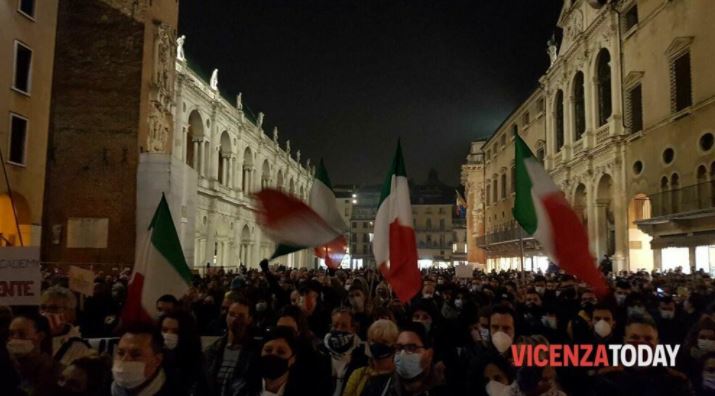 Vicenza si mobilita: palestre, bar, ristoranti e lavoratori in piazza contro il Dpcm “La nostra paura è la fame”