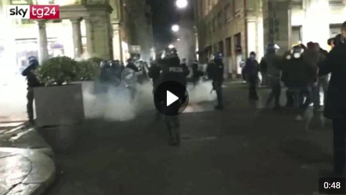 Monta la protesta: molotov a Milano, saccheggi a Torino, tensioni anche a Napoli.