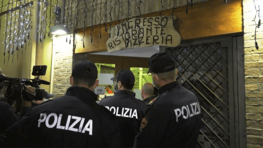A Pesaro irruzione della polizia in un ristorante, 90 a tavola