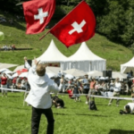 La Svizzera approva il salario minimo da record: 3.800 euro al mese per i lavoratori