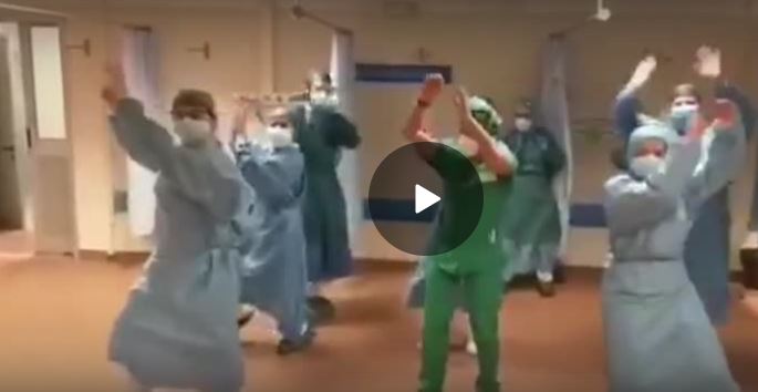 Coronavirus, medici e infermieri a Genova ballano una 'zumba' - Aprile 2020