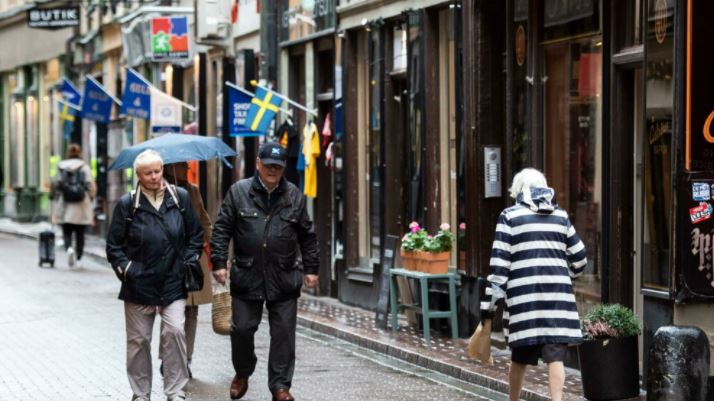 Svezia sicura della sua strategia, elimina anche le restrizioni per anziani e vulnerabiliù