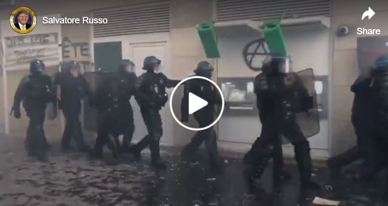 PARIGI: POLIZIA IN RITIRATA PER EVITARE IL LINCIAGGIO