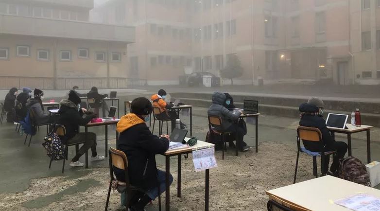 A Mantova studenti e prof fanno lezione nella nebbia davanti alle scuole chiuse