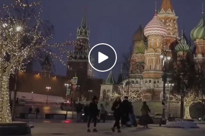 Nella Russia di Putin, via mascherine e distanziamento sociale, le persone festeggiano il Natale.