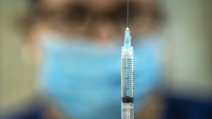 L'uomo di 75 anni morto dopo (ma non per) il vaccino anti-Covid.