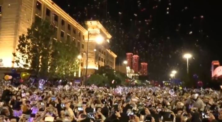 Coronavirus, a Wuhan si festeggia il Capodanno: in migliaia in strada per il 2021