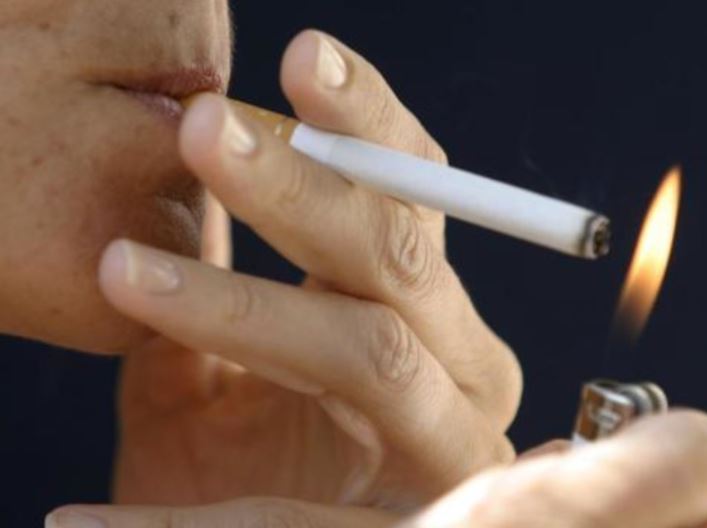 Milano, in città scatta il divieto di fumare all'aperto. Sarà consentito solo nei luoghi isolati