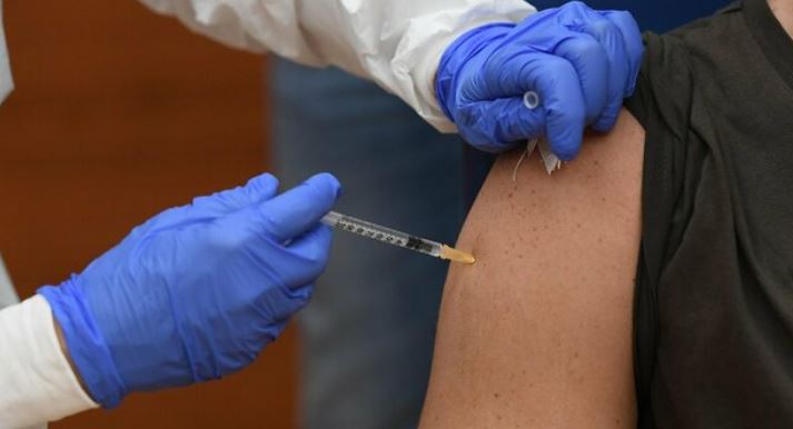 Vaccino, medico di base ricoverato per Covid a Sondrio dopo la prima dose: «Forse era già positivo»