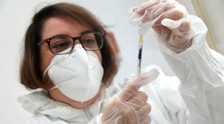Covid, in Lombardia soldi ai medici che fanno più vaccini