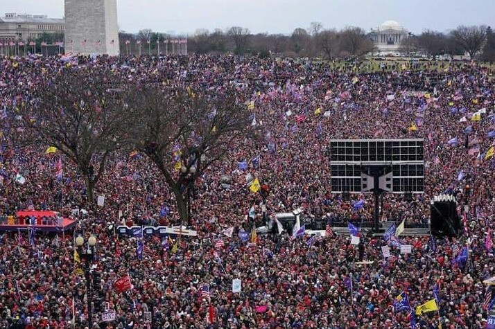Migliaia di sostenitori di Trump invadono Washington