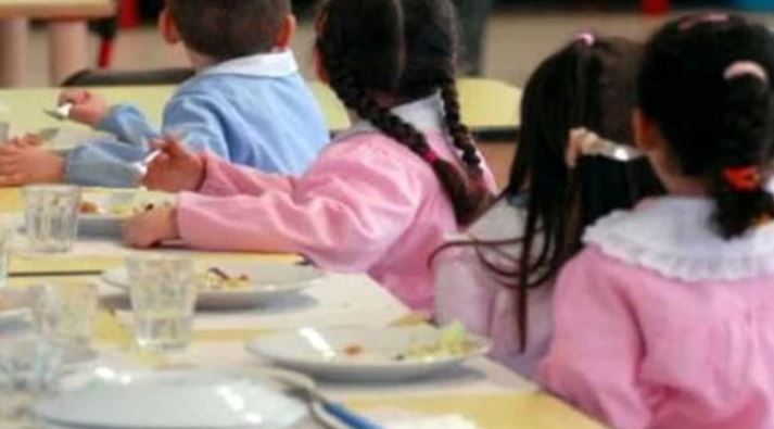 Vietato conversare senza mascherina alle elementari : "Bambini silenzio, a mensa non si parla o prendete la nota"