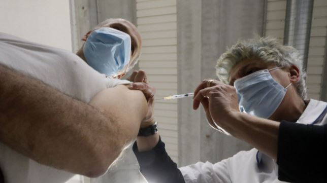 Covid, boom di contagi tra i vaccinati in corsia