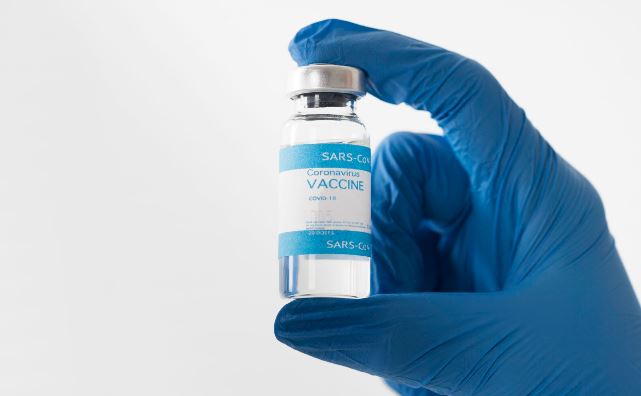 Una sola dose di vaccino potrebbe favorire lo sviluppo di varianti resistenti. Ecco perché