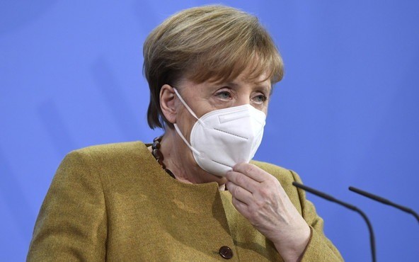 Angela Merkel rifiuta il vaccino AstraZeneca: "Non è consigliato per la mia età"