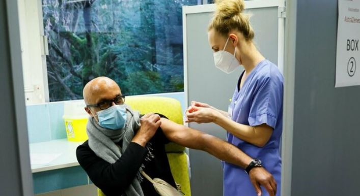 Covid, in quarantena anche i vaccinati: «Rischio infezioni, serve cautela»