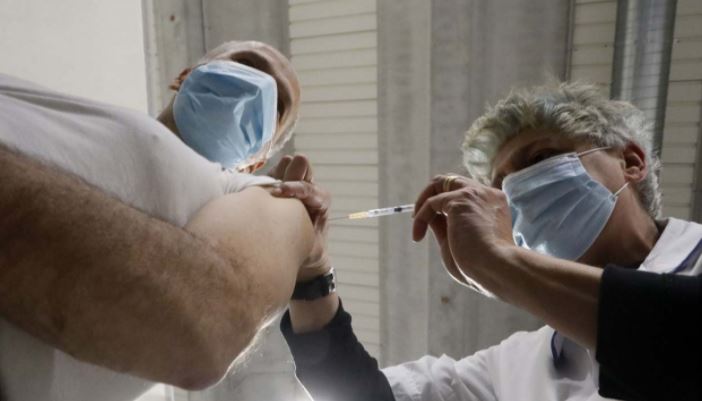 Covid, prima dose di vaccino: Una ventina tra medici e infermieri contagiati