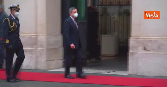 Mario Draghi "scorda" il tricolore: niente inchino al cerimoniale, ripreso da un addetto