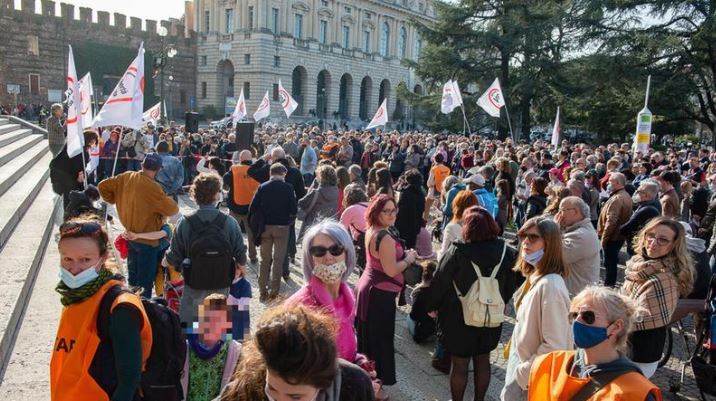 Manifestazione di centinaia di «no-vax» in Bra: mascherine abbassate e tutti vicini