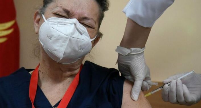 Vaccini, in Romania quasi 4.000 positivi al Covid dopo la prima dose
