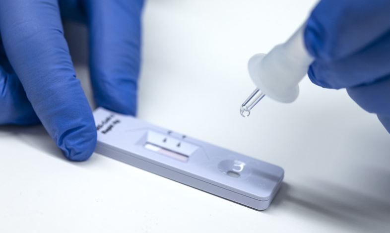 Il test antigenico rapido sbaglia 4 volte su 10. Uno studio