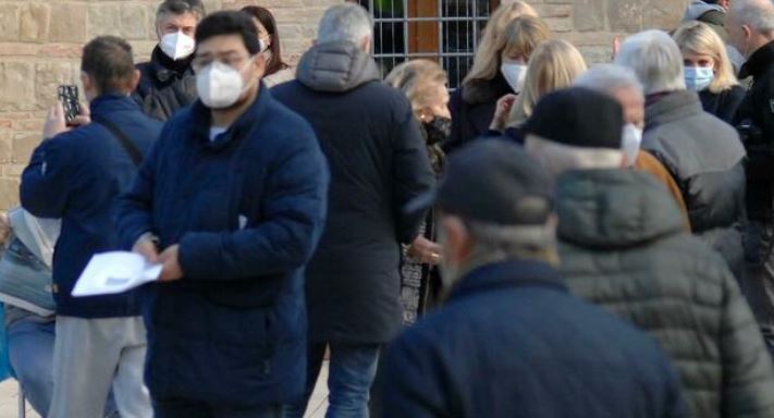 Bologna, punta la pistola contro un passante per fargli indossare la mascherina abbassata: lite in strada