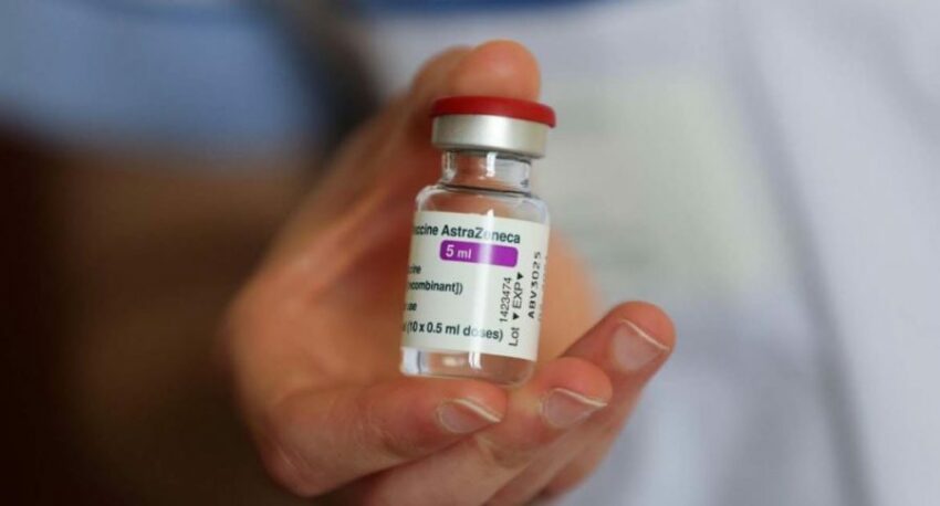 AstraZeneca, la Francia vieta il vaccino sotto i 55 anni. L'Italia va avanti