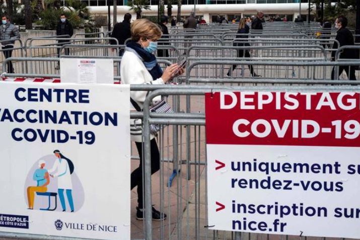 Vaccino in Francia, infermieri e dottori contrari: solo il 30% lo ha fatto
