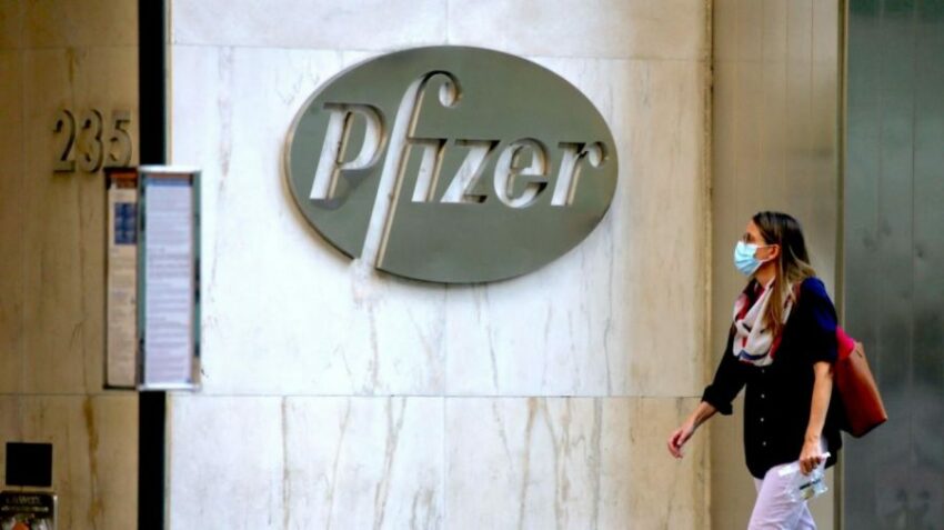 Pfizer, svelato contratto: "Dosi a prezzi alti, no responsabilità su danni"