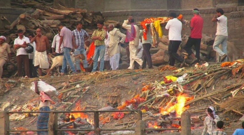 Le cremazioni dei corpi in India sono parte della quotidianità, sulle rive del Gange vengono cremati centinaia di corpi a pieno regime notte e giorno.
