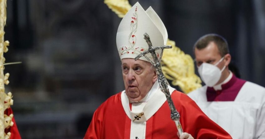 Vaticano, monsignori nottambuli violano il coprifuoco. Ora spunta il cartello: «Basta rientrare all'alba»
