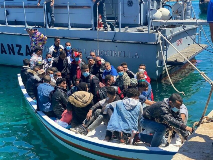 Migranti, oltre 2.000 persone approdate a Lampedusa nella notte