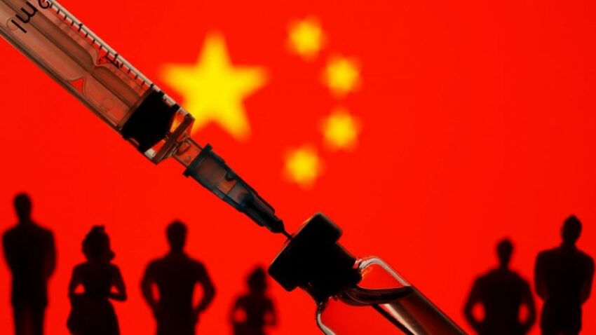 Virologo Menichetti: "Mandare i vigili a casa degli over 60 non vaccinati: modello cinese"