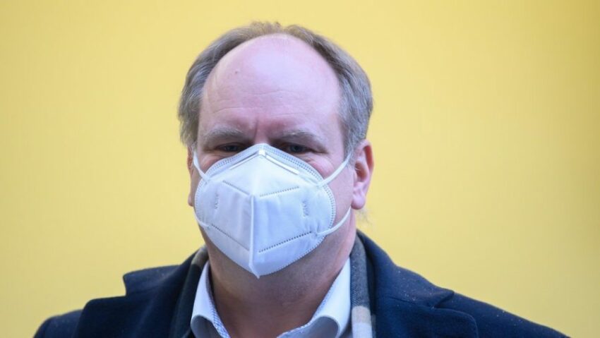 Sindaco di Dresda Dirk Hilbert risulta positivo dopo la vaccinazione ora è in quarantena