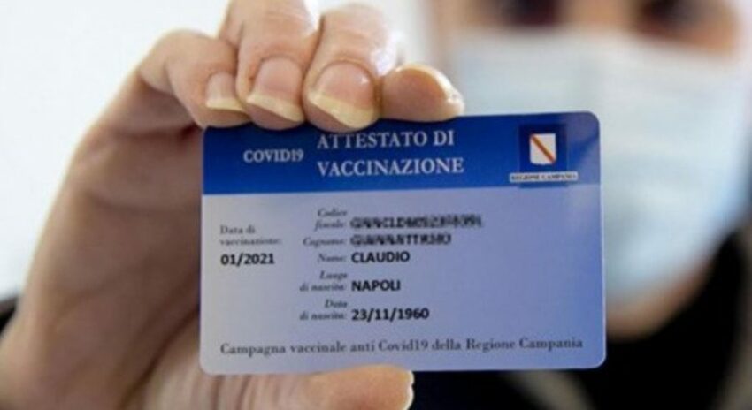 Green pass, De Luca firma l'ordinanza: «In Campania hotel, spettacoli e matrimoni solo con il certificato»