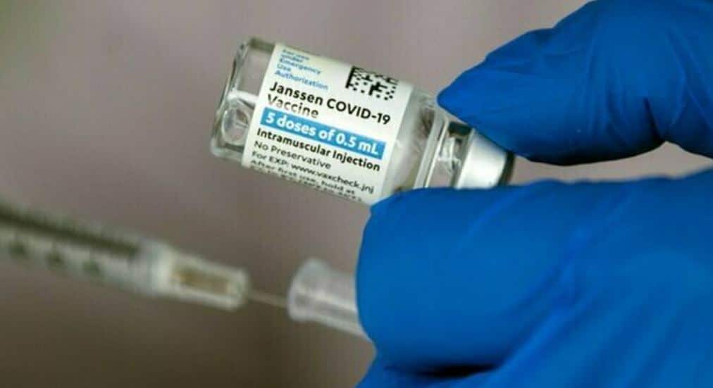 Janssen, Belgio limita il vaccino agli over 40 dopo la morte di una paziente per trombosi: chiesti chiarimenti all'Ema