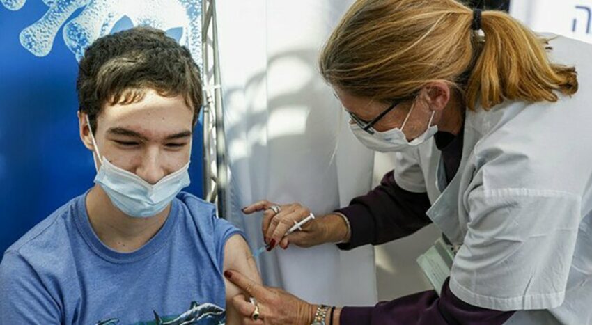 Vaccino a 12 anni, l'ok dell'Ema non basta. La rivolta dei genitori: «Mai ascoltati, serve il nostro consenso»
