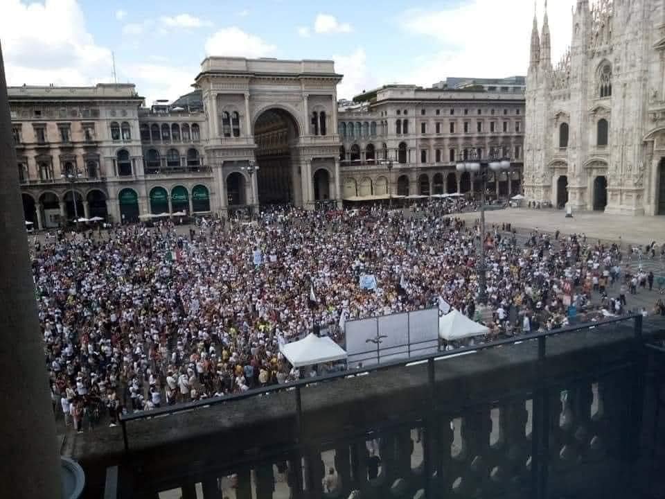 Milano manifestazione di medici che chiedono la Terapia domiciliare COVID-19