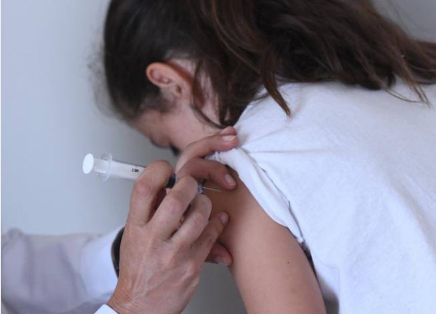 «Vaccino Covid ai bambini? Non serve». Fra gli scienziati c’è chi dice no