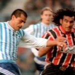 L'ex calciatore uruguaiano di 48, Robert Lima, : si vaccina, poco dopo muore in campo per un infarto.