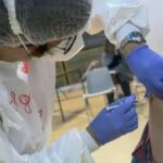 Vaccini, pioggia di soldi ai medici di base che convincono gli indecisi