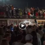 Vittoria Europei, scene di pazzia a Milano: la gente si arrampica sui tram