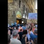 Firenze, poliziotti schierati con i cittadini si tolgono i caschi. Segnale molto forte.