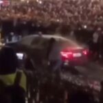 Francia: sassaiola e sputi contro l'auto di Macron, popolo francese chiede le dimissioni immediate.
