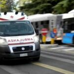 Torino, muore per un malore in strada: aveva fatto AstraZeneca sette ore prima, aperta un'inchiesta