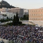 Grecia: migliaia di persone davanti al parlamento chiedono dimissioni del primo ministro: "prendi i tuoi vaccini e vattene da qui!"