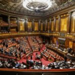 Senato della repubblica : sospendere la vaccinazione di massa degli under 18 e potenziare la rete di farmacovigilanza
