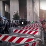 Green Pass, Milano 14 agosto 2021: Polizia schierata sotto la sede RAI davanti ad una folla di manifestanti contro il Green Pass